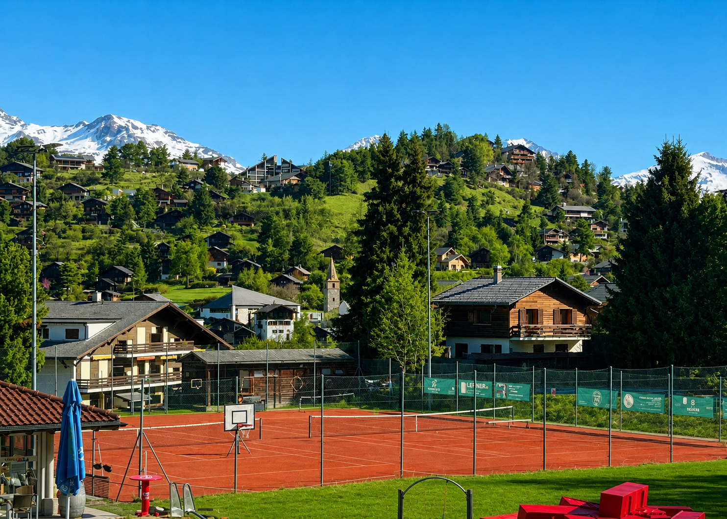 Les courts du TCV à Vercorin avec les Alpes en arrière-plan